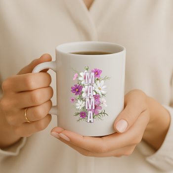 Kubek MAMA w dłoniach – wzruszający upominek dla mamy