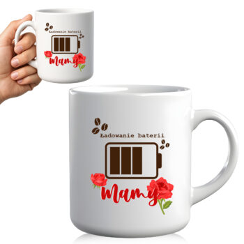 Kubek z napisem „Ładowanie baterii Mamy” trzymany w dłoni