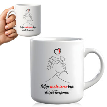 Kubek z napisem „Moje małe serce bije dzięki Twojemu” trzymany w dłoni