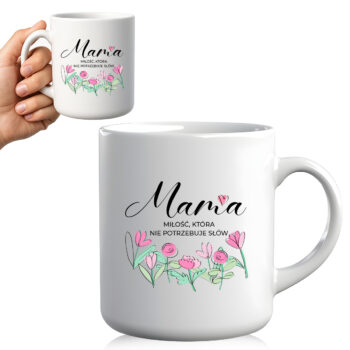 Kubek z napisem „Mama – miłość, która nie potrzebuje słów” trzymany w dłoni