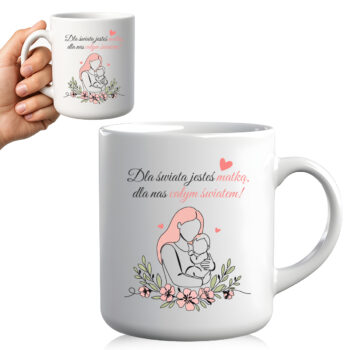 Kubek z cytatem dla mamy „Dla świata jesteś matką…” trzymany w dłoni – widok ogólny.