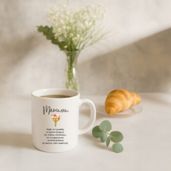 Kubek z napisem „Mamusiu” w pastelowej aranżacji – tło z kwiatami
