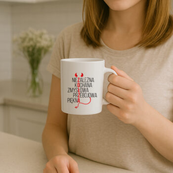 kubek z czerwonymi literami i symbolem diabła