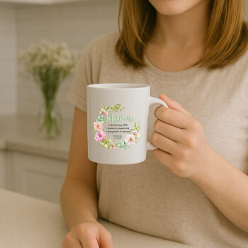 Mama trzymająca kubek z napisem – prezent w użyciu