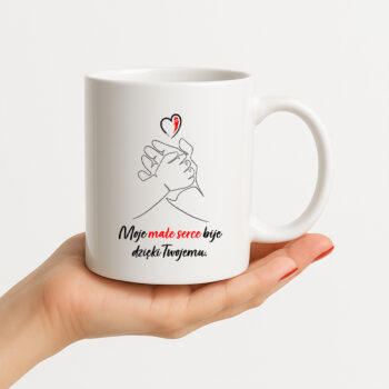 Kubek w ręku, jasne tło i prostota ujęcia