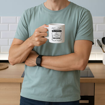 Mężczyzna trzymający kubek w kuchni