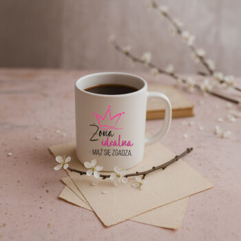 kubek trzymany w dłoni z napisem dla żony