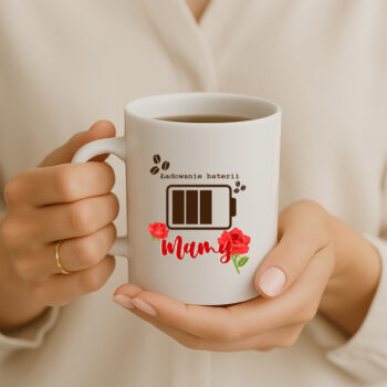 Kubek dla mamy w dłoniach, w domowym wnętrzu