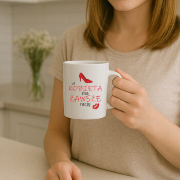 Kobieta trzymająca kubek w domowym wnętrzu