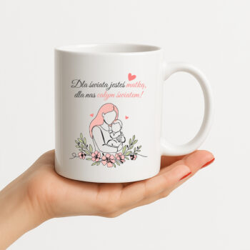 Detaliczny widok kubka z grafiką mamy i cytatem, na białym tle – elegancka prezentacja produktu.