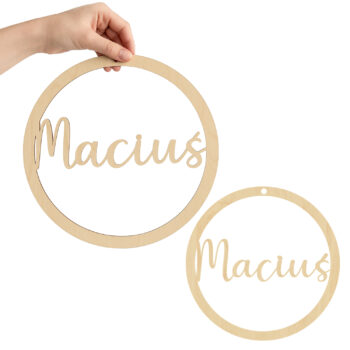 personalizowana dekoracja z imieniem w drewnianym okręgu – 35 cm