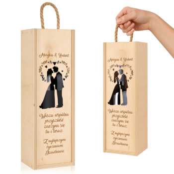 Drewniana skrzynka na wino z ażurowym wzorem i parą młodą – widok z przodu i z uchwytem jutowym