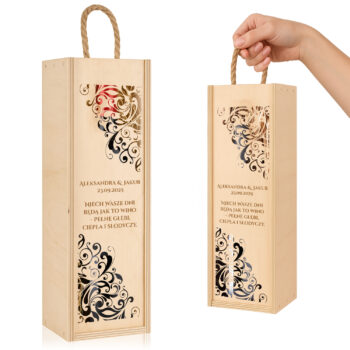 Drewniana skrzynka na wino z ozdobnym ornamentem i personalizowanym grawerem – widok z przodu i w dłoni