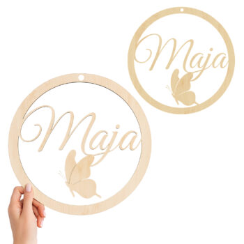 dekoracja z imieniem Maja i motylem – drewniana ozdoba do pokoju dziecka