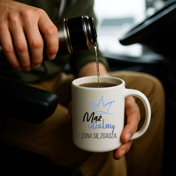 kubek na stole z herbatą – prezent od żony