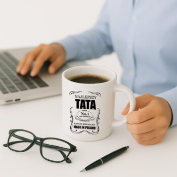 kubek w męskiej dłoni – klasyczny prezent dla taty