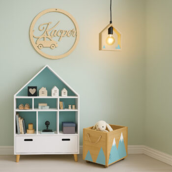 pokój dziecka z zawieszoną dekoracją z motywem auta