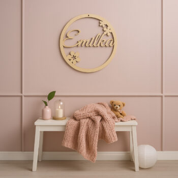 różowy pokój dziecięcy z zawieszoną dekoracją kwiatową