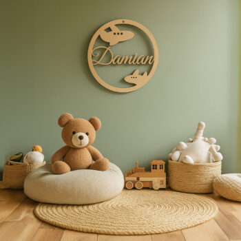 pokój dziecięcy z dekoracją samolotową nad pluszakami