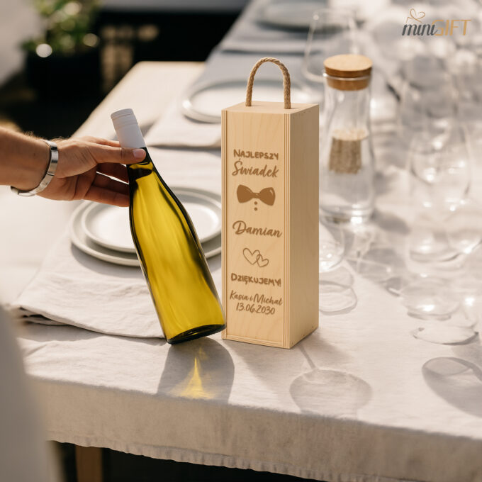 Personalizowana skrzynka na wino z pytaniem „Czy zostaniesz moją świadkową?” – elegancki prezent z grawerem