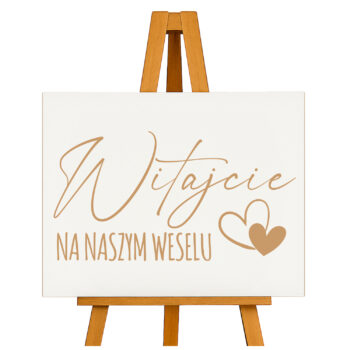 Drewniana tablica z napisem „Witajcie na naszym weselu” na sztaludze – widok katalogowy