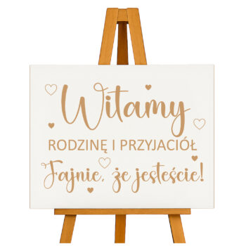 Drewniana tablica „Witamy rodzinę i przyjaciół – Fajnie, że jesteście!” na sztaludze – widok katalogowy