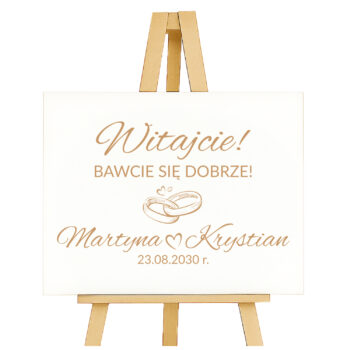 Personalizowana tablica ślubna „Witajcie! Bawcie się dobrze!” z imionami i datą – widok katalogowy na sztaludze