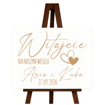 Personalizowana tablica weselna „Witajcie na naszym weselu” z sercem i datą – widok katalogowy na sztaludze