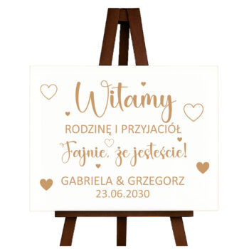 Personalizowana tablica „Witamy rodzinę i przyjaciół – Fajnie, że jesteście!” z imionami i datą – widok katalogowy na sztaludze