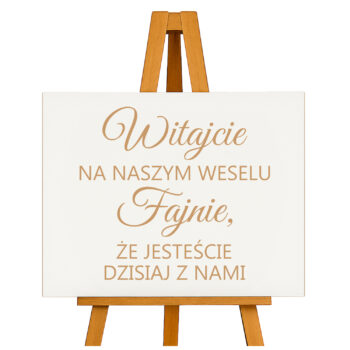 Drewniana tablica powitalna na weselu – biała sklejka 60x40 cm na sztaludze, tło neutralne