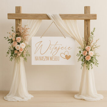 Tablica weselna z sercem w aranżacji z kwiatami i tkaniną – dekoracja boho