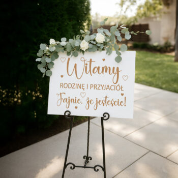 Tablica powitalna w aranżacji ogrodowej z kwiatami i zielenią