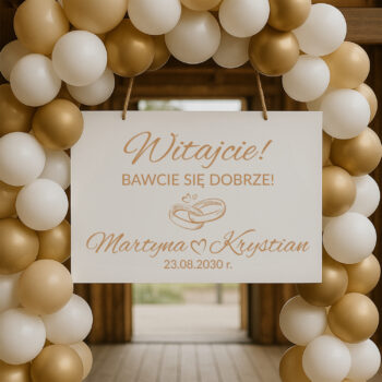Drewniana tablica weselna w aranżacji z balonami złoto-białymi