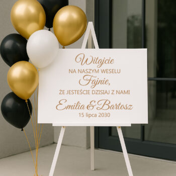 Drewniana tablica z grawerem w aranżacji z balonami – dekoracja weselna