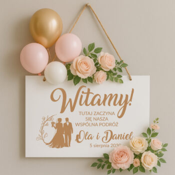 Drewniana tablica powitalna w aranżacji z balonami i kwiatami – styl boho