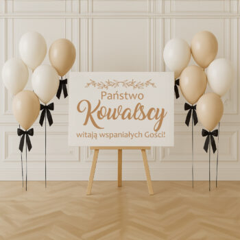 Drewniana tablica powitalna w aranżacji z balonami – elegancka dekoracja ślubna