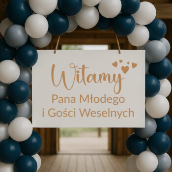 Tablica powitalna w aranżacji z niebiesko-białym łukiem balonowym – dekoracja weselna