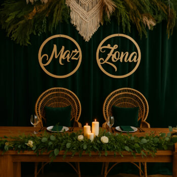 dekoracja „Mąż” zawieszona za stołem pary młodej