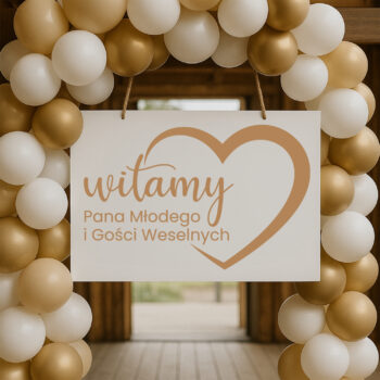 Tablica weselna zawieszona na tle złoto-białego łuku balonowego