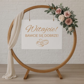 Tablica weselna w aranżacji z okrągłą ramą i kwiatami – styl rustykalny