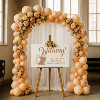 Tablica powitalna w aranżacji z łukiem kwiatowym i balonami – styl elegancki