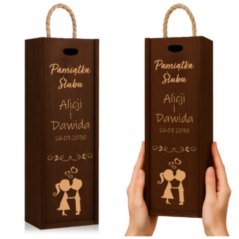 Brązowe pudełko na wino z rączką sznurkową i złotym nadrukiem „Pamiątka Ślubu” z imionami oraz datą, ozdobione grafiką pary młodej.