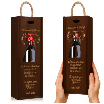 Brązowe pudełko prezentowe na wino z nadrukiem butelki i czerwonych róż, trzymane w dłoniach