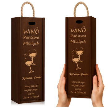 Brązowe pudełko na wino z rączką sznurkową i złotym nadrukiem „Wino Państwa Młodych” z grafiką dwóch kieliszków oraz dedykacją.