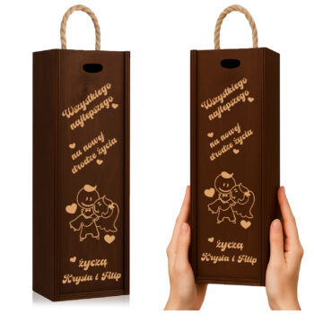 Brązowe pudełko na wino z rączką sznurkową i złotym grawerem z życzeniami, serduszkami oraz grafiką gołębi.