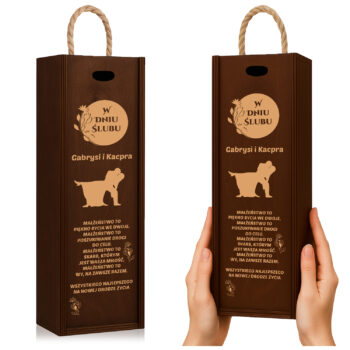 Brązowe pudełko na wino z rączką sznurkową i złotym grawerem „W dniu ślubu” z imionami pary młodej oraz grafiką psa.