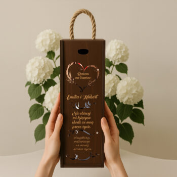 Eleganckie pudełko na wino z motywem serca ustawione na tle białych hortensji, trzymane w dłoniach