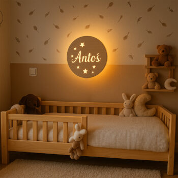 Pokój dziecięcy w ciepłych barwach z drewnianymi meblami i lampką ścienną w kształcie okręgu z tęczą i napisem 