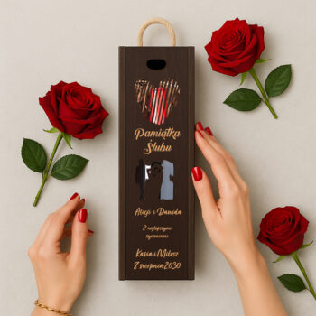 Pudełko na wino z nadrukiem serca z czerwonych róż i dedykacją ślubną, prezentowane na tle świeżej róży i kobiecych dłoni.