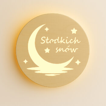 Zbliżenie świecącej lampki z księżycem i napisem „Słodkich snów” na jasnej ścianie